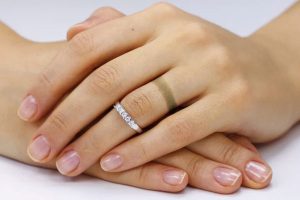 سیاه شدن انگشتر نقره در دست