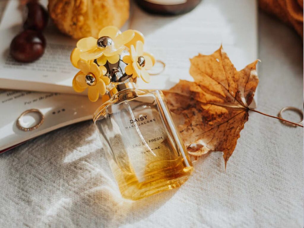۷ عطر زنانه گرم و شیرین برای پاییز و زمستان؛ راهنمای انتخاب عطر مناسب