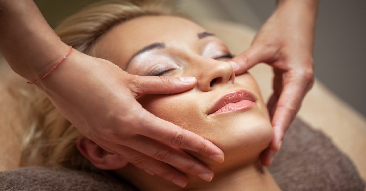 ماساژ صورت برای جوانسازی پوست به سبک ژاپنی